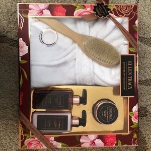 Brand New Ellen Tracy spa set,Makes a great gift!